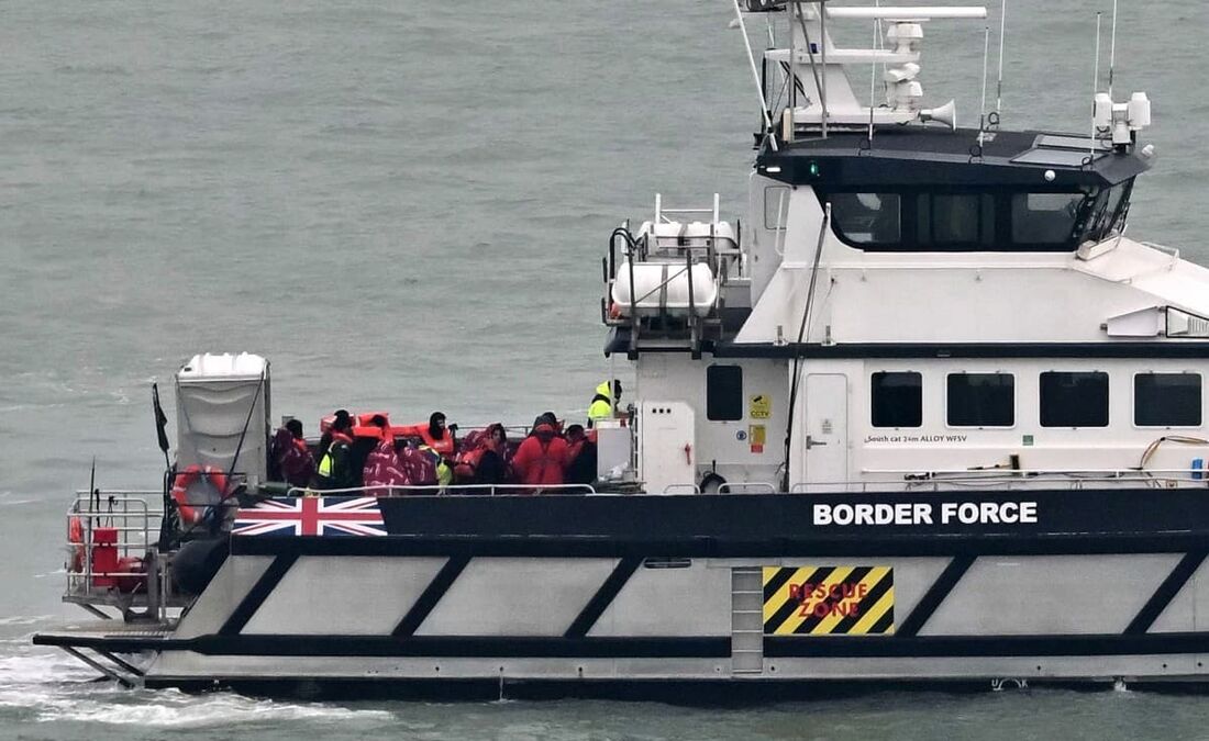 Navio da Força de Fronteira do Reino Unido transporte imigrantes q