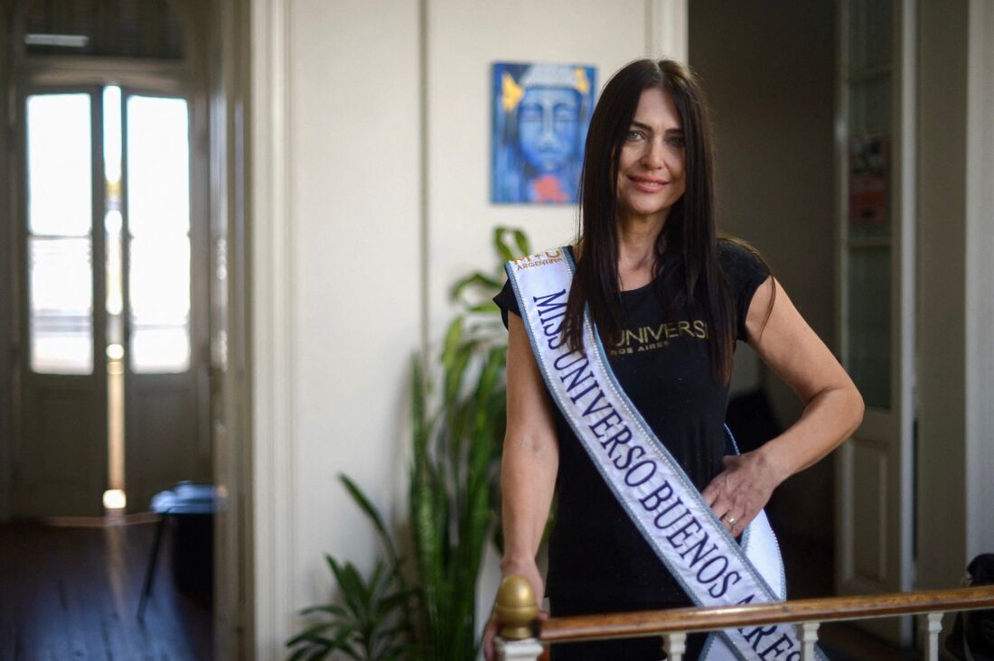 Argentina de 60 anos vence concurso de beleza e quer disputar o Miss Universo