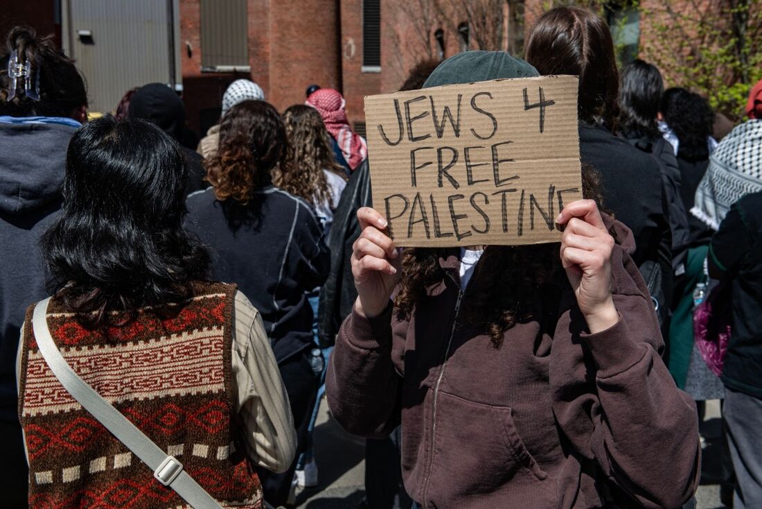 Manifestantes protestam pela libertação da Palestina em Boston, nos Estados Unidos