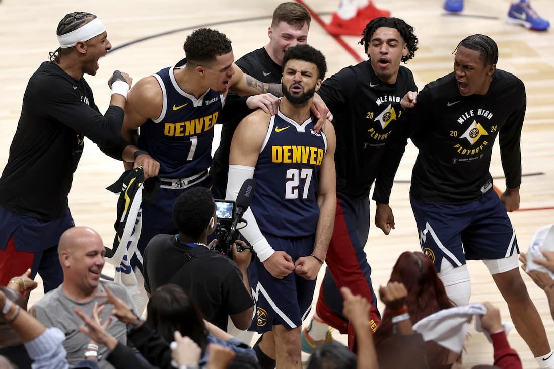 Jogadores do Denver Nuggets comemoram vitória nos playoffs