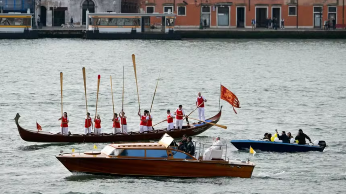 Papa Francisco é visto em um barco em Veneza 