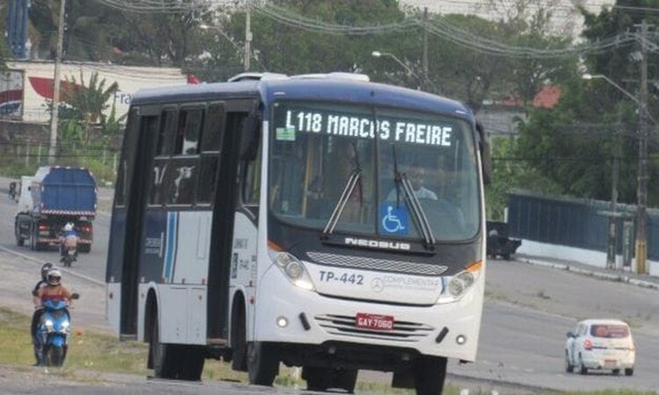 Micro-ônibus da  linha 118 - Marcos Freire/Barra de Jangada, que teve um veículo envolvido no acidente