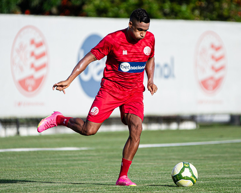 Arnaldo, lateral-direito do Náutico 