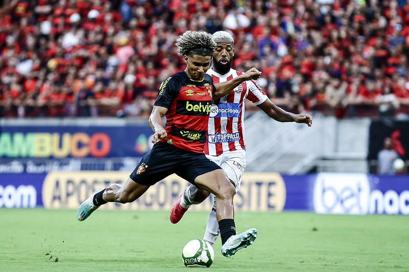 Pedro Lima em ação na final do Pernambucano