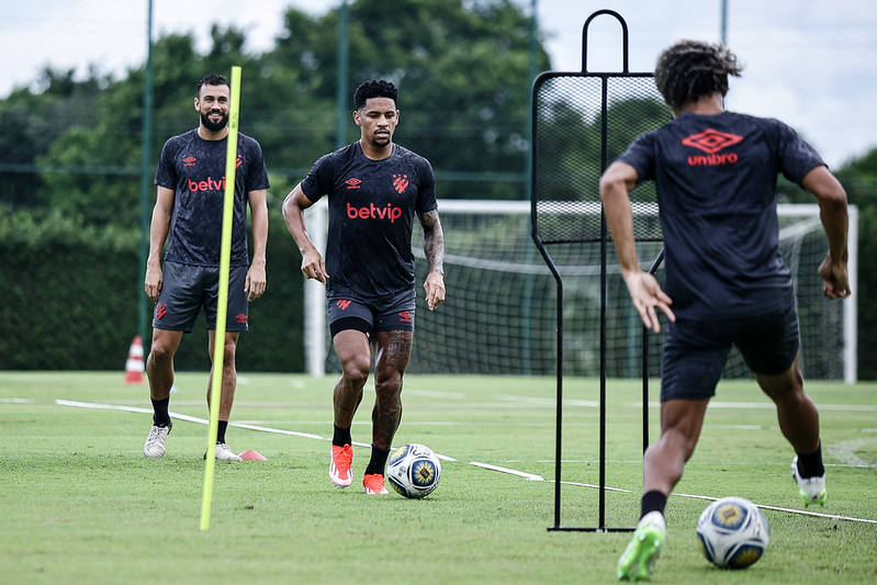 Felipinho durante treino do Sport