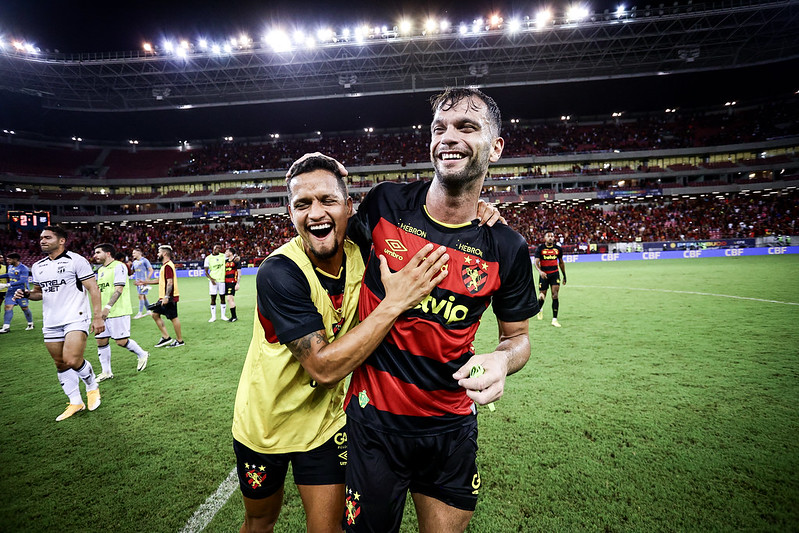 Rafael Thyere é abraçado por Rosales, após término da partida contra o Ceará