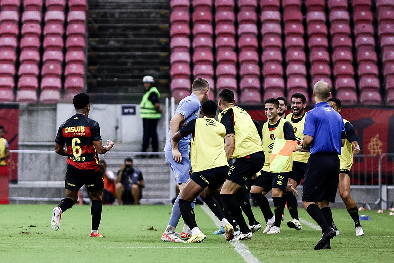 Felipinho celebra gol pelo Sport com companheiros