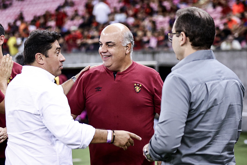 Presidente do Sport (centro), Yuri Romão, antes do jogo contra o Ceará, na Arena de Pernambuco