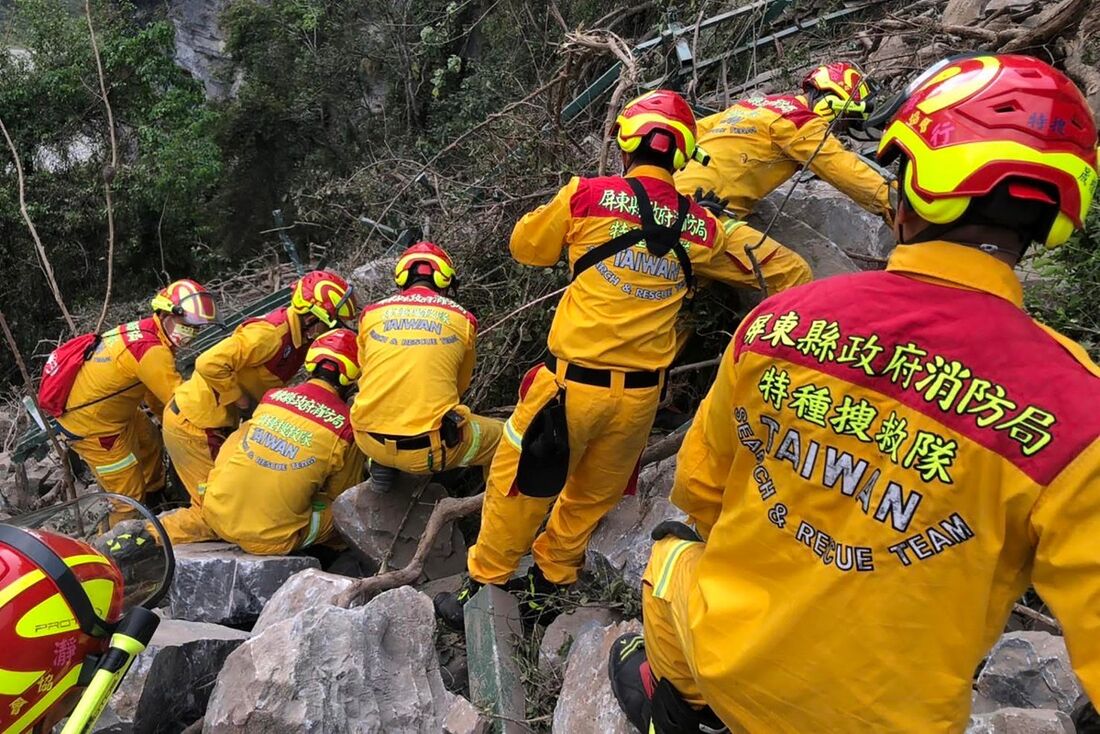 Equipes de busca e resgate trabalhando na encosta de uma montanha, um dia depois de um grande terremoto atingir o leste de Taiwan