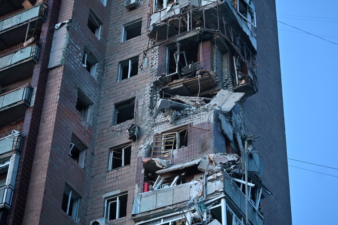 Edifício residencial danificado como resultado de um ataque de mísseis em Kharkiv