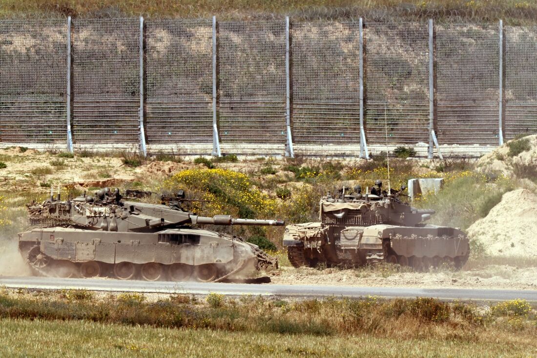 Um tanque do exército israelense se move em uma área ao longo da fronteira com a Faixa de Gaza