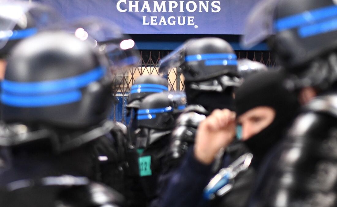 Policiais dentro do estádio antes do jogo entre PSG e Galatasaray, no estádio Parc des Princes, em Paris, em 11 de dezembro de 2019