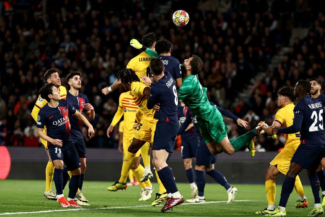 O goleiro do PSG, Donnarumma, durante a partida das quartas de final da Champions League 