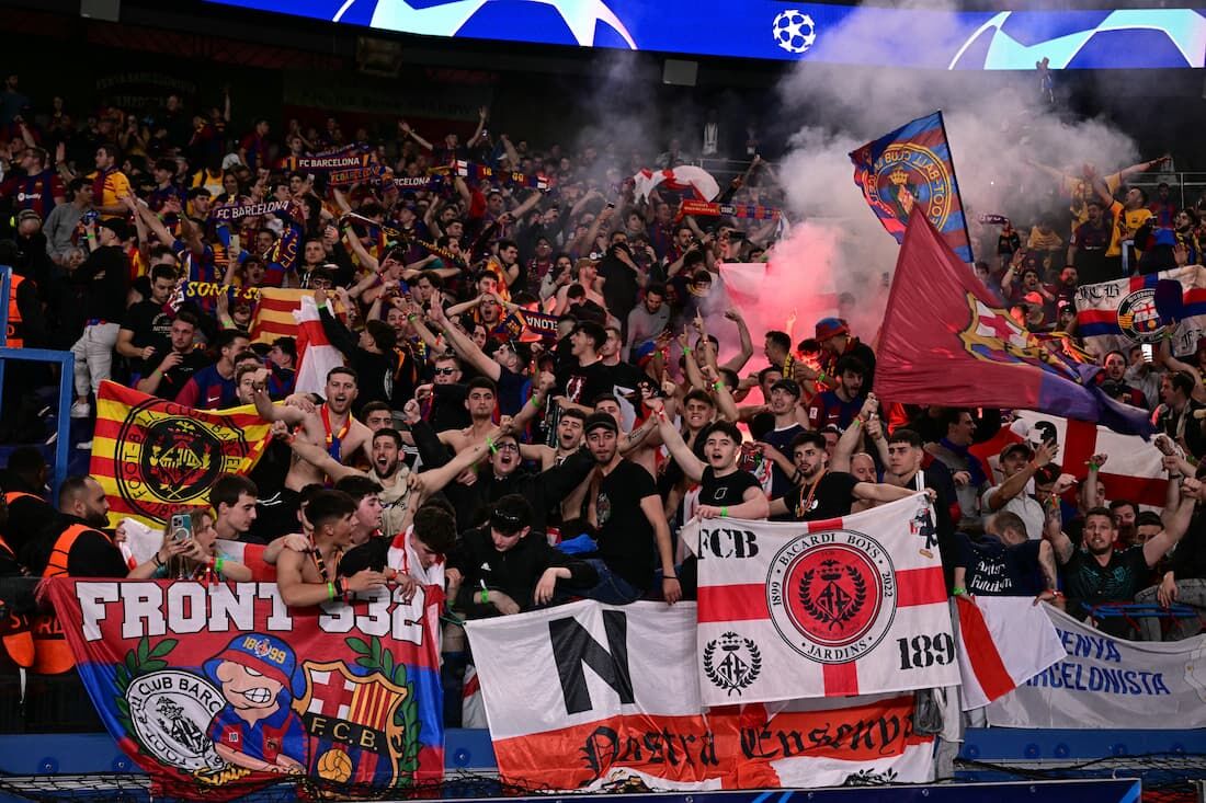 Torcida do Barcelona no jogo em Paris