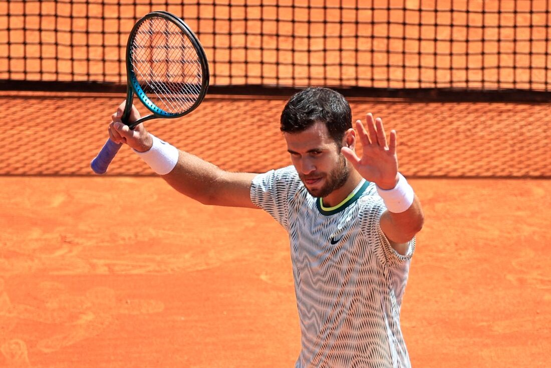 Karen Khachanov comemora após vencer o russo Daniil Medvedev no final da partida de tênis das oitavas de final do Monte Carlo 