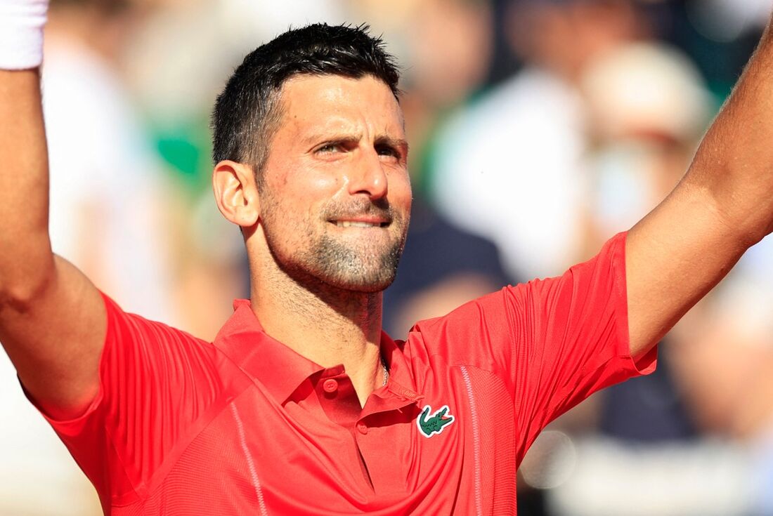 O sérvio Novak Djokovic comemora após vencer o italiano Lorenzo Musetti durante a partida de tênis das oitavas de final do Monte Carlo 