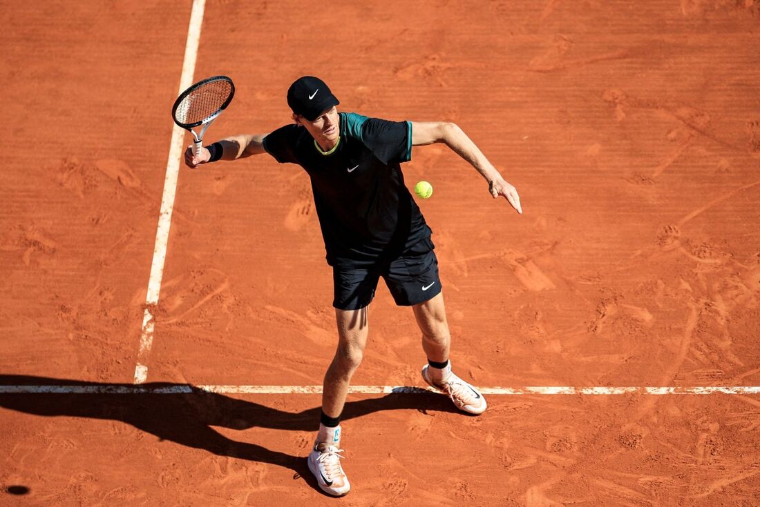 O italiano Jannik Sinner reage após vencer a partida de tênis das quartas de final do Monte Carlo