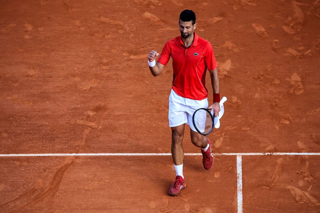 O sérvio Novak Djokovic comemora após derrotar o australiano Alex De Minaur durante a partida de tênis das quartas de final do Monte Carlo 