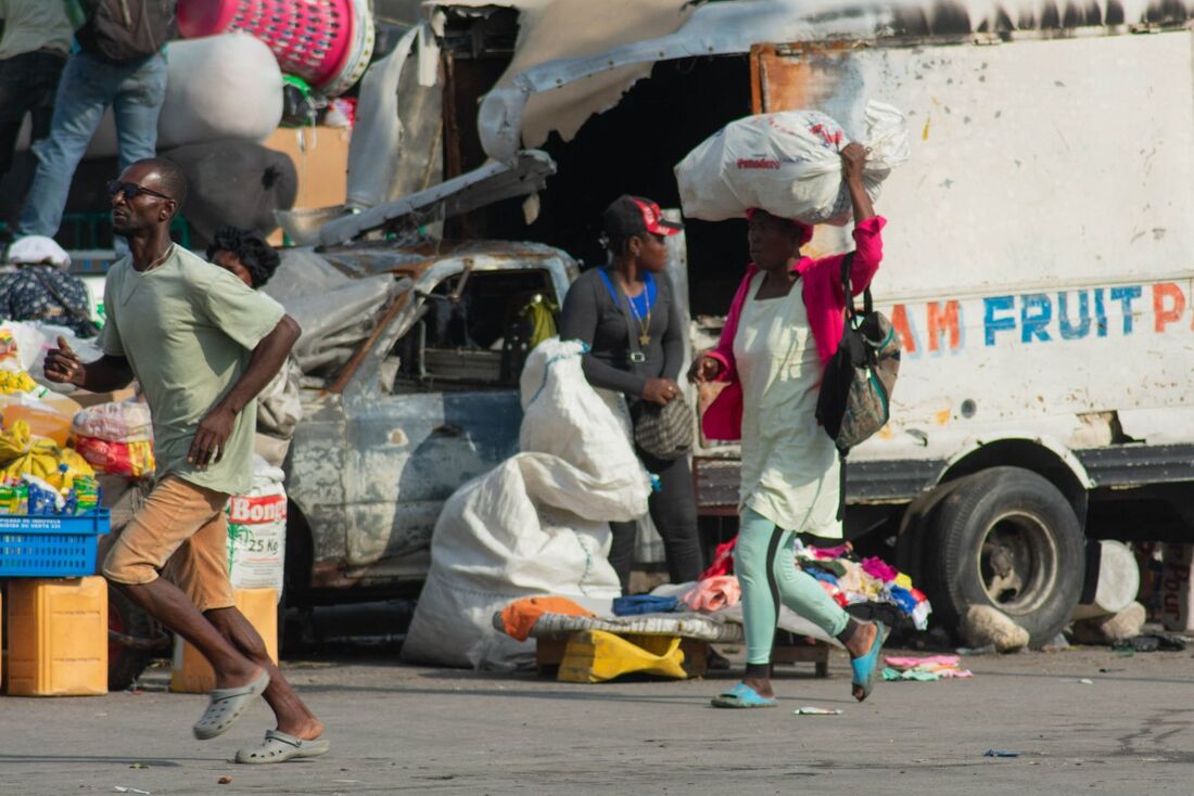 Mais de 50 haitianos que estavam ilegalmente nos Estados Unidos foram deportados nesta quinta-feira (18)