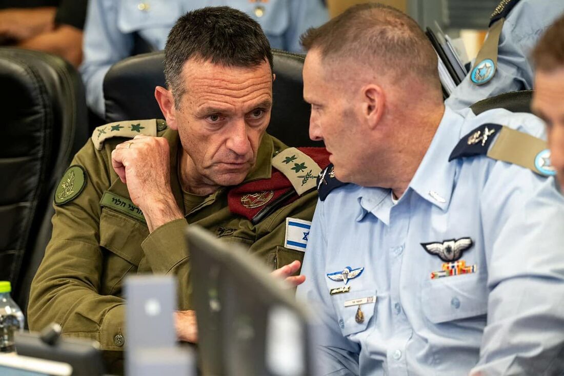 Chefe das forças armadas israelense, tenente-general Herzi Halevi (à esquerda)