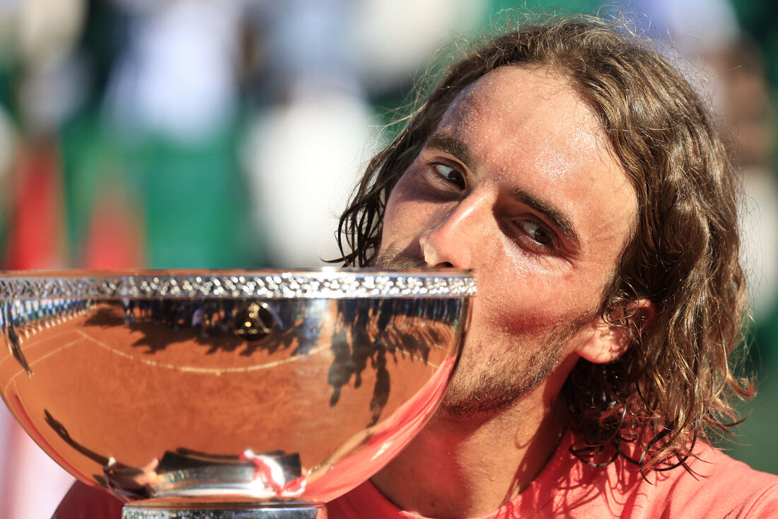 Tsitsipas com a taça de campeão de Montecarlo