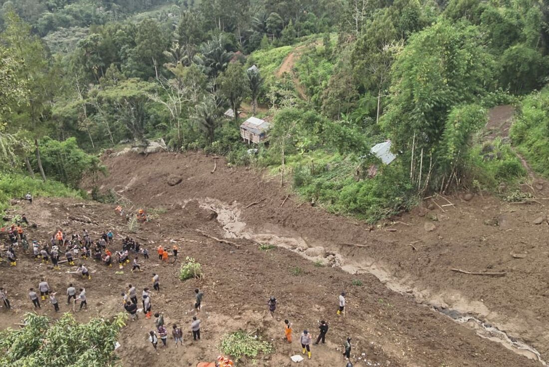 Equipes de resgate procurando pessoas desaparecidas no local de um deslizamento de terra 