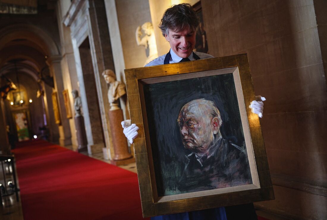 Matthew Floris, funcionário da Sotheby's, posa com um retrato, um estudo sobrevivente de Winston Churchill, no Palácio de Blenheim