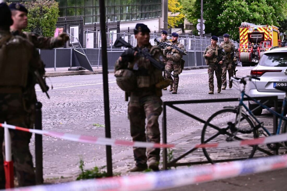 Militares franceses fazem segurança do entorno do consulado do Irã em Paris