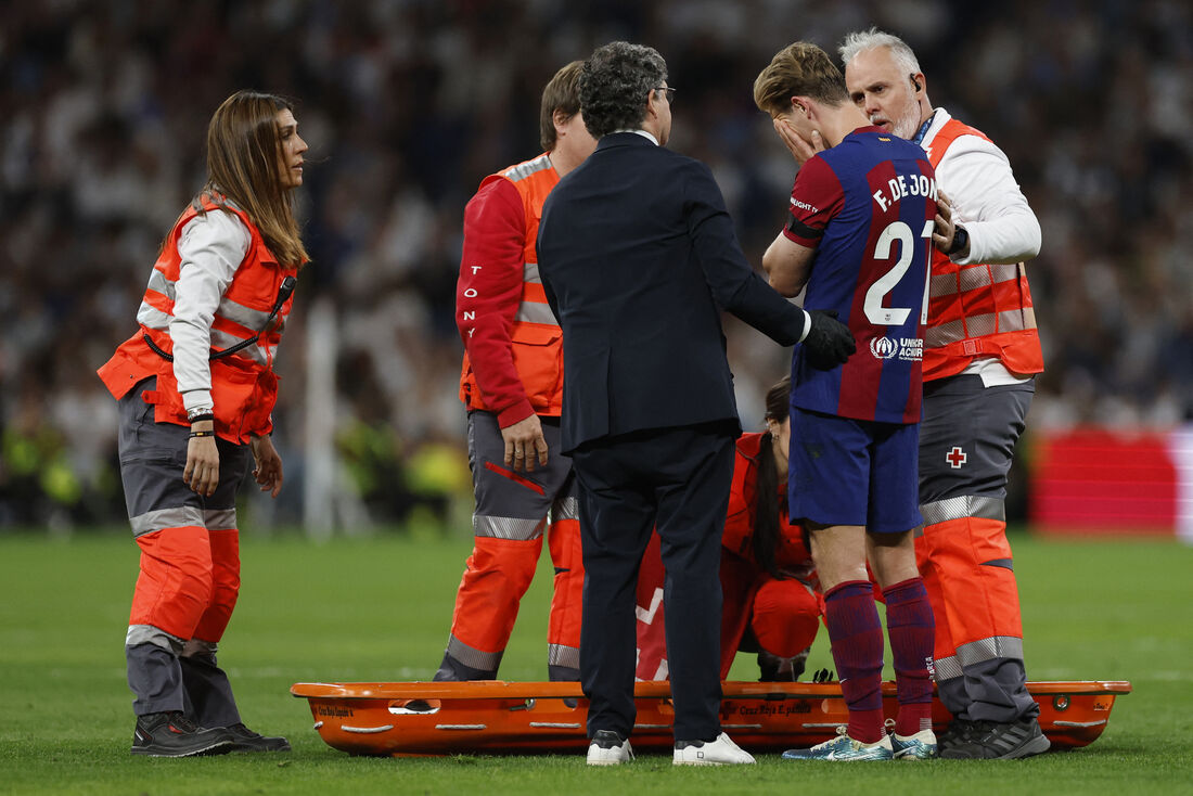 Frenkie de Jong durante a partida entre Real Madrid e Barcelona