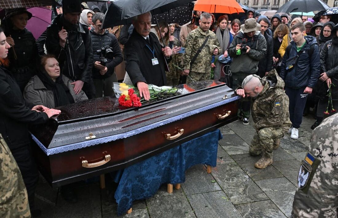 Parentes e amigos prestam homenagem ao médico militar ucraniano Nazarii Lavrovskyi, morto durante os combates com as tropas russas, ao lado de seu caixão