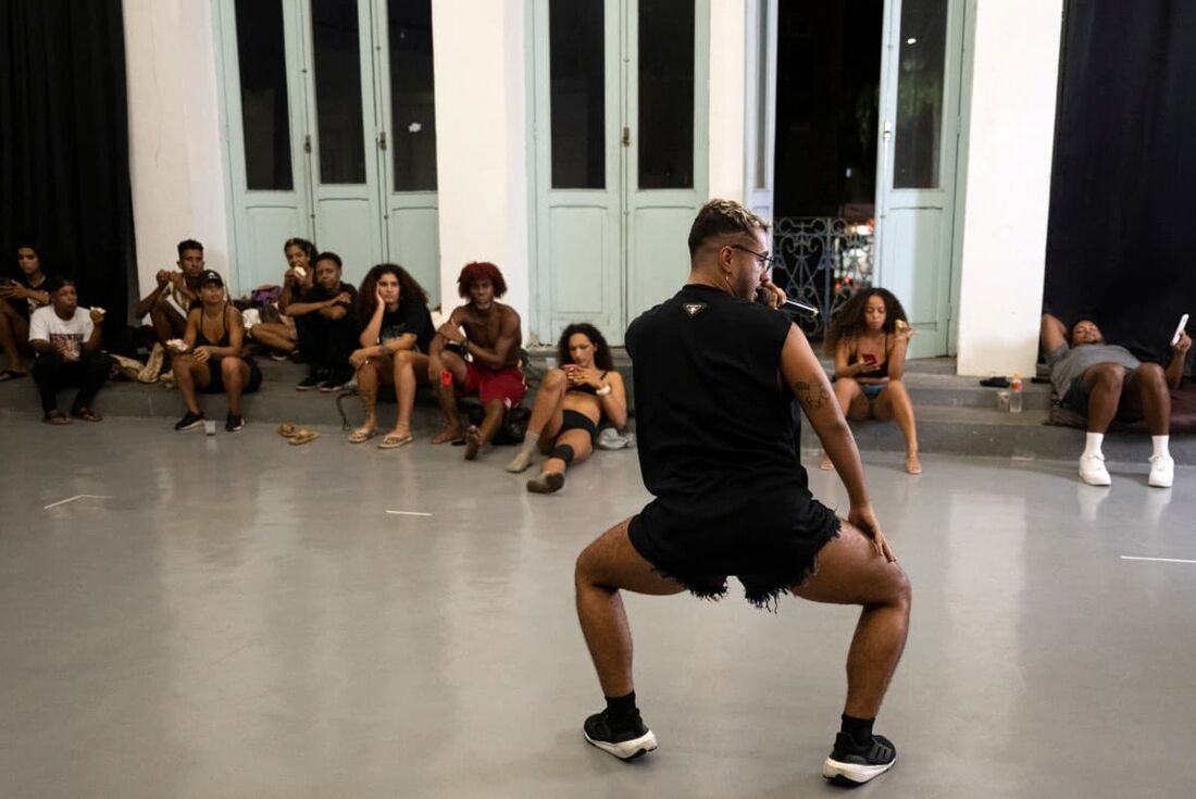 Alunos do centro cultural Fundição Progresso ensaiam uma dança funk no Rio de Janeiro, Brasil, em 15 de abril de 2024.