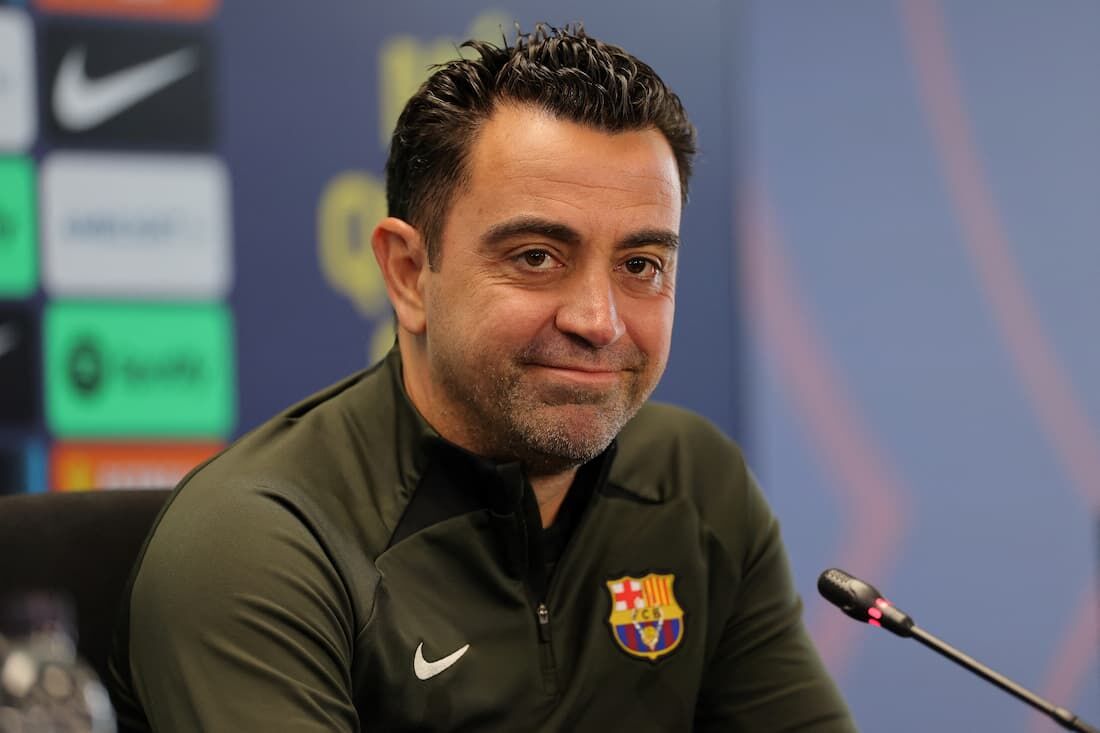 Xavi anuncia que segue no Barcelona para a próxima temporada