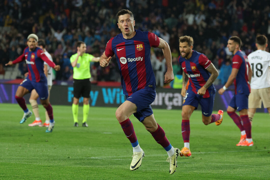 Lewa marcou os três gols durante o segundo tempo da partida contra o Valencia 