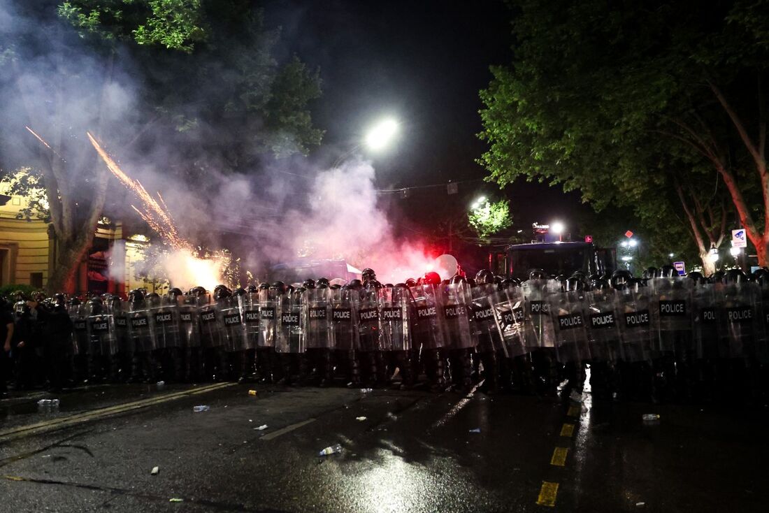 Polícia reprime manifestação contra polêmico projeto de lei na Geórgia