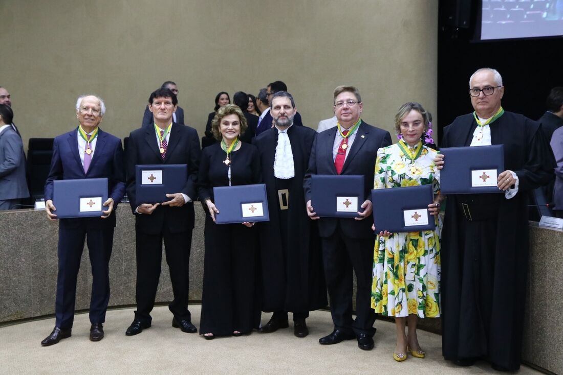 O presidente do TRF-5, Fernando Braga, ladeado pelos seis agraciados com a Medalha Pontes de Miranda