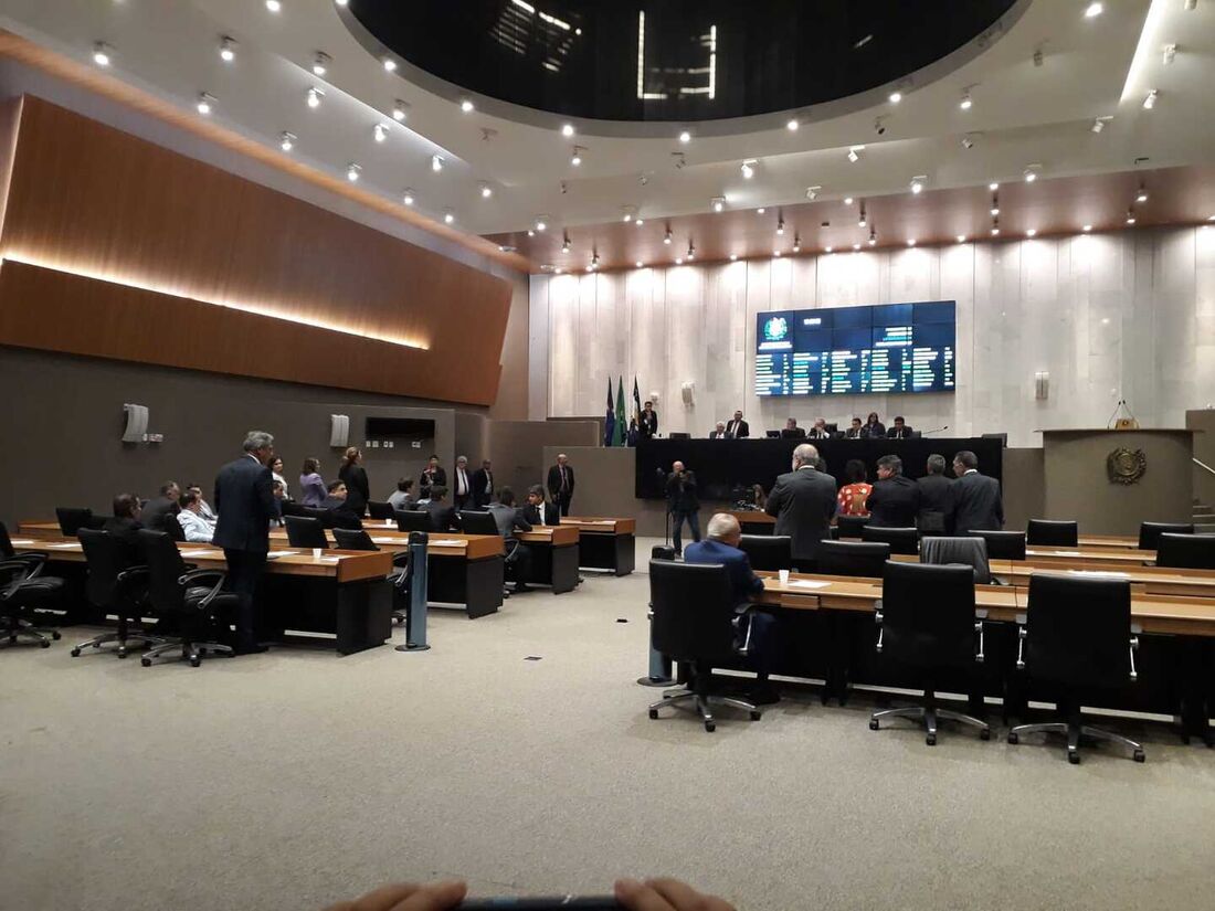 Momento em que deputados ficaram de pé contra projeto