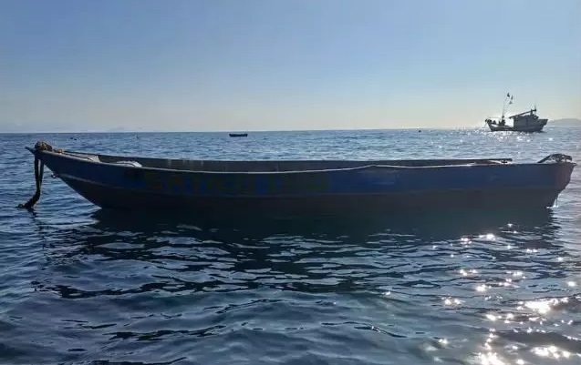 O veículo apresentava danos em uma das laterais, o que levantou a hipótese de uma colisão contra a costeira