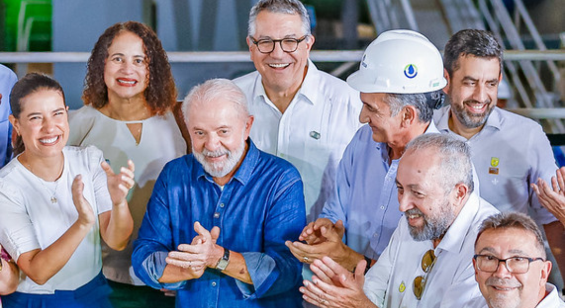 Lula inaugurando a estação elevatória em Arcoverde