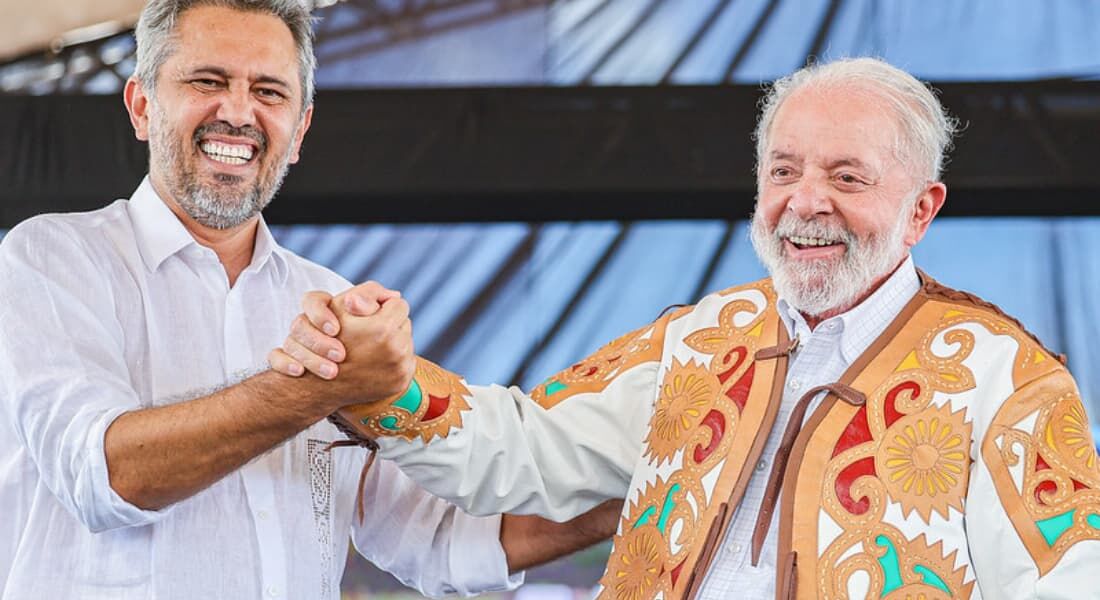 Presidente Lula com o governador do Ceará, Elmano de Freitas, durante a cerimônia de assinatura da ordem de serviço para a implantação do ramal do Salgado e visita às obras da Ferrovia Transnordestina, no distrito Suassurana, em Iguatu (CE)