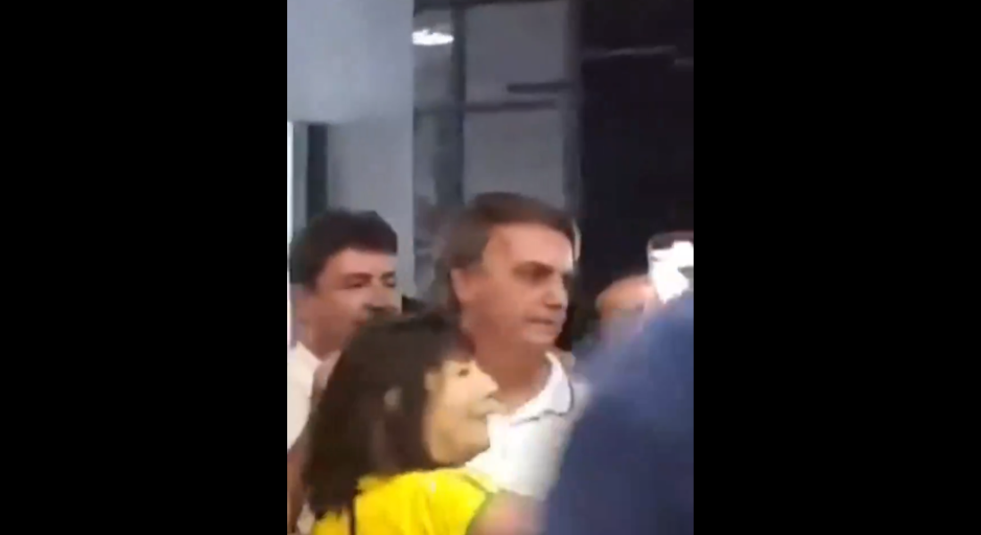 Bolsonaro é recebido em Goiânia aos gritos de "mito" e de "ladrão"