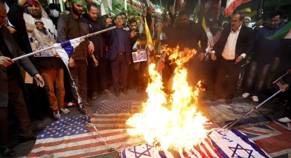 Iranianos queimam bandeiras de Israel e dos EUA durante protesto na praça Palestina em Teerã, em 1&ordm; de abril de 2024. Os ataques aéreos israelenses destruíram o anexo consular da embaixada iraniana em Damasco, disseram autoridades sírias