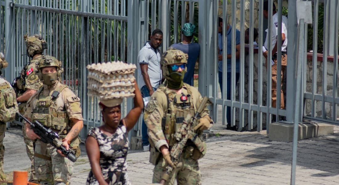 Guardas canadenses protegem embaixada do país em Porto Príncipe, no Haiti, em meio ao caos no local