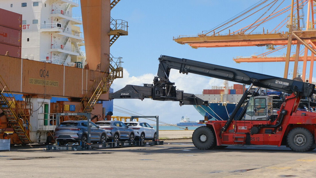 Operação de desembarque de veículos da BYD