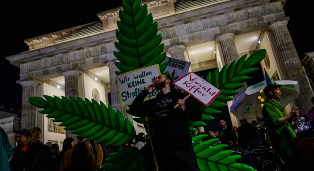 Homem participa de ato pró-legalização da maconha em Berlim