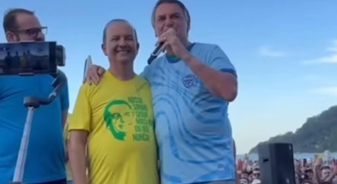 O ex-presidente Jair Bolsonaro ao lado do governador de Santa Catarina, Jorginho Mello