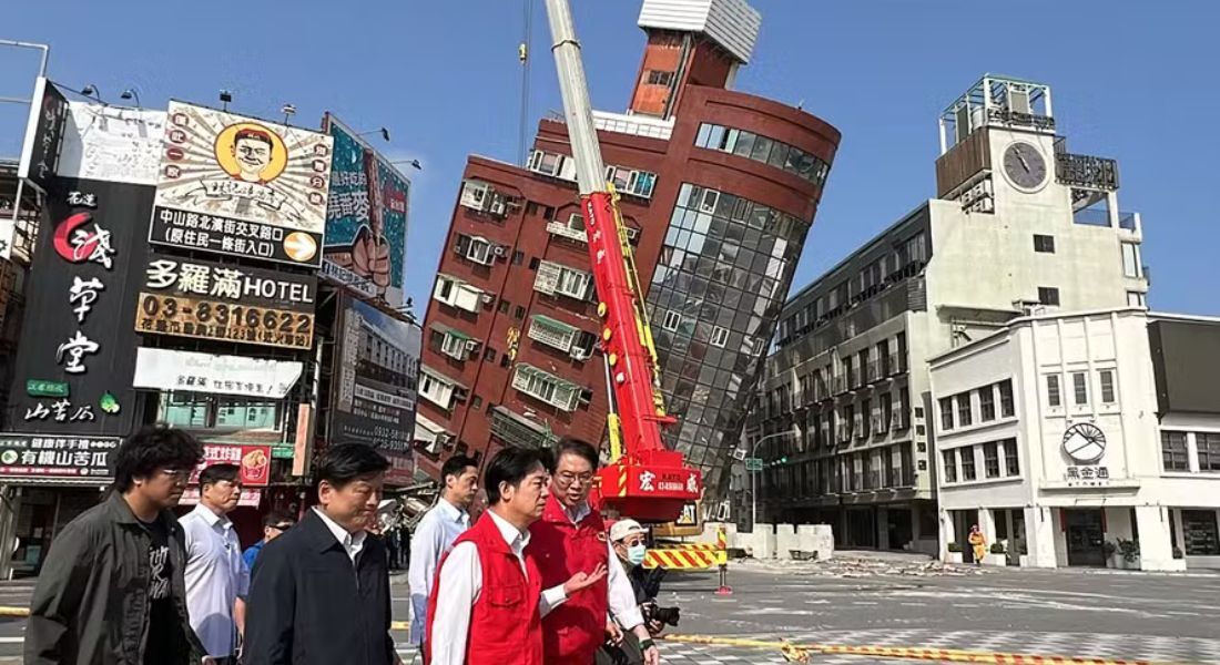 Políticos observam danos de terremoto em Hualien, Taiwan