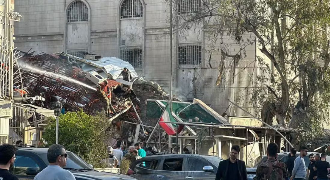 Equipes de emergência e segurança se reúnem no local dos ataques que atingiram um prédio adjacente à embaixada iraniana em Damasco, capital da Síria