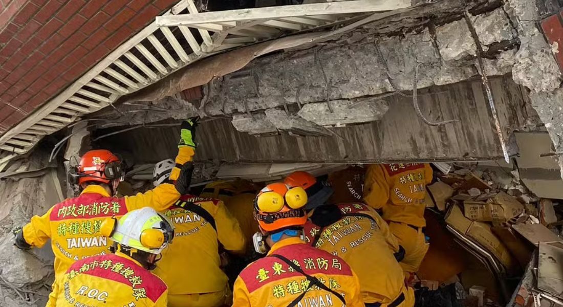 Bombeiros trabalham em resgate após terremoto em Taiwan