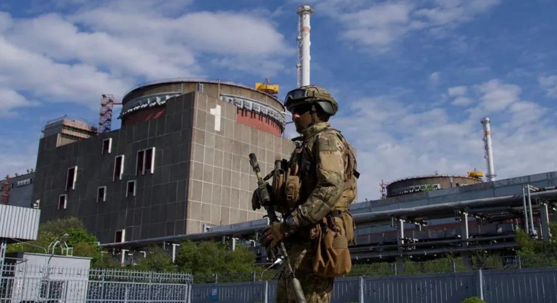 Soldado russo patrulha um dos prédios da central nuclear de Zaporíjia, na Ucrânia