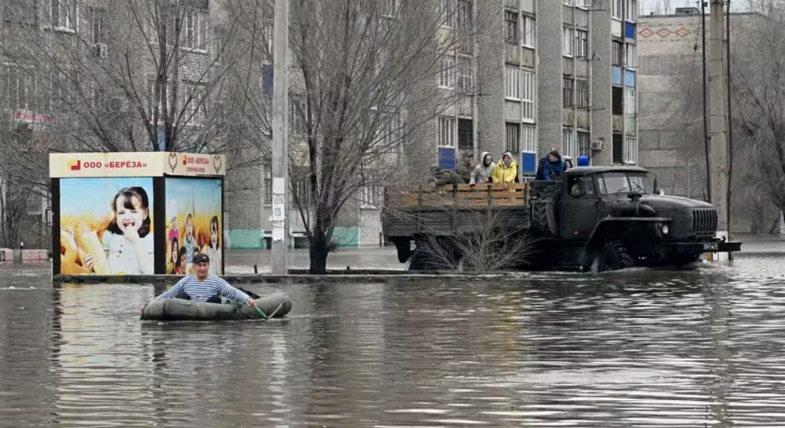 Socorristas evacuam moradores da parte inundada da cidade de Orsk, região russa de Orenburg